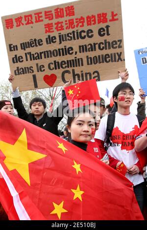 Hunderte von Menschen, hauptsächlich chinesische Studenten und Auswanderer, demonstrieren am 19. April 2008 auf dem Pariser Platz der Republik, Frankreich, um die nächsten Olympischen Spiele in Peking zu unterstützen und die Wahrheit über die chinesische Herrschaft in Tibet zu bewahren. Hunderte von Chinesen protestierten heute in Peking und mehreren anderen Städten gegen Frankreich wegen seiner Haltung gegenüber Tibet und den Olympischen Spielen. Viele der Demonstranten versammelten sich vor den Filialen von Carrefour, der französischen Supermarktkette, die von einigen Chinesen beschuldigt wird, Tibet zu unterstützen, was sie bestreitet. Foto von Stephane Gilles/ABACAPRESS.COM Stockfoto