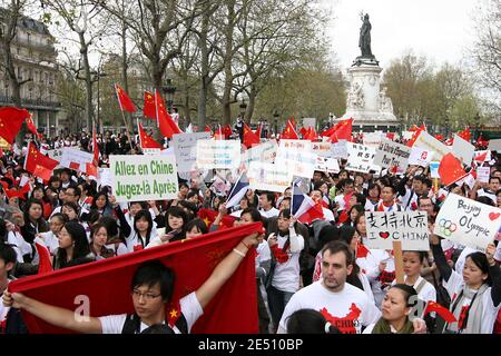 Hunderte von Menschen, hauptsächlich chinesische Studenten und Auswanderer, demonstrieren am 19. April 2008 auf dem Pariser Platz der Republik, Frankreich, um die nächsten Olympischen Spiele in Peking zu unterstützen und die Wahrheit über die chinesische Herrschaft in Tibet zu bewahren. Hunderte von Chinesen protestierten heute in Peking und mehreren anderen Städten gegen Frankreich wegen seiner Haltung gegenüber Tibet und den Olympischen Spielen. Viele der Demonstranten versammelten sich vor den Filialen von Carrefour, der französischen Supermarktkette, die von einigen Chinesen beschuldigt wird, Tibet zu unterstützen, was sie bestreitet. Foto von Stephane Gilles/ABACAPRESS.COM Stockfoto