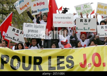 Hunderte von Menschen, hauptsächlich chinesische Studenten und Auswanderer, demonstrieren am 19. April 2008 auf dem Pariser Platz der Republik, Frankreich, um die nächsten Olympischen Spiele in Peking zu unterstützen und die Wahrheit über die chinesische Herrschaft in Tibet zu bewahren. Hunderte von Chinesen protestierten heute in Peking und mehreren anderen Städten gegen Frankreich wegen seiner Haltung gegenüber Tibet und den Olympischen Spielen. Viele der Demonstranten versammelten sich vor den Filialen von Carrefour, der französischen Supermarktkette, die von einigen Chinesen beschuldigt wird, Tibet zu unterstützen, was sie bestreitet. Foto von Stephane Gilles/ABACAPRESS.COM Stockfoto