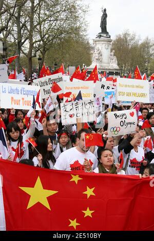 Hunderte von Menschen, hauptsächlich chinesische Studenten und Auswanderer, demonstrieren am 19. April 2008 auf dem Pariser Platz der Republik, Frankreich, um die nächsten Olympischen Spiele in Peking zu unterstützen und die Wahrheit über die chinesische Herrschaft in Tibet zu bewahren. Hunderte von Chinesen protestierten heute in Peking und mehreren anderen Städten gegen Frankreich wegen seiner Haltung gegenüber Tibet und den Olympischen Spielen. Viele der Demonstranten versammelten sich vor den Filialen von Carrefour, der französischen Supermarktkette, die von einigen Chinesen beschuldigt wird, Tibet zu unterstützen, was sie bestreitet. Foto von Stephane Gilles/ABACAPRESS.COM Stockfoto