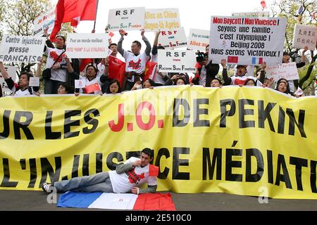 Hunderte von Menschen, hauptsächlich chinesische Studenten und Auswanderer, demonstrieren am 19. April 2008 auf dem Pariser Platz der Republik, Frankreich, um die nächsten Olympischen Spiele in Peking zu unterstützen und die Wahrheit über die chinesische Herrschaft in Tibet zu bewahren. Hunderte von Chinesen protestierten heute in Peking und mehreren anderen Städten gegen Frankreich wegen seiner Haltung gegenüber Tibet und den Olympischen Spielen. Viele der Demonstranten versammelten sich vor den Filialen von Carrefour, der französischen Supermarktkette, die von einigen Chinesen beschuldigt wird, Tibet zu unterstützen, was sie bestreitet. Foto von Stephane Gilles/ABACAPRESS.COM Stockfoto