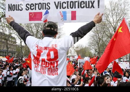 Hunderte von Menschen, hauptsächlich chinesische Studenten und Auswanderer, demonstrieren am 19. April 2008 auf dem Pariser Platz der Republik, Frankreich, um die nächsten Olympischen Spiele in Peking zu unterstützen und die Wahrheit über die chinesische Herrschaft in Tibet zu bewahren. Hunderte von Chinesen protestierten heute in Peking und mehreren anderen Städten gegen Frankreich wegen seiner Haltung gegenüber Tibet und den Olympischen Spielen. Viele der Demonstranten versammelten sich vor den Filialen von Carrefour, der französischen Supermarktkette, die von einigen Chinesen beschuldigt wird, Tibet zu unterstützen, was sie bestreitet. Foto von Stephane Gilles/ABACAPRESS.COM Stockfoto