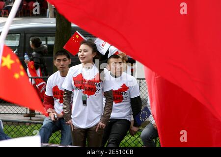 Hunderte von Menschen, hauptsächlich chinesische Studenten und Auswanderer, demonstrieren am 19. April 2008 auf dem Pariser Platz der Republik, Frankreich, um die nächsten Olympischen Spiele in Peking zu unterstützen und die Wahrheit über die chinesische Herrschaft in Tibet zu bewahren. Hunderte von Chinesen protestierten heute in Peking und mehreren anderen Städten gegen Frankreich wegen seiner Haltung gegenüber Tibet und den Olympischen Spielen. Viele der Demonstranten versammelten sich vor den Filialen von Carrefour, der französischen Supermarktkette, die von einigen Chinesen beschuldigt wird, Tibet zu unterstützen, was sie bestreitet. Foto von Stephane Gilles/ABACAPRESS.COM Stockfoto