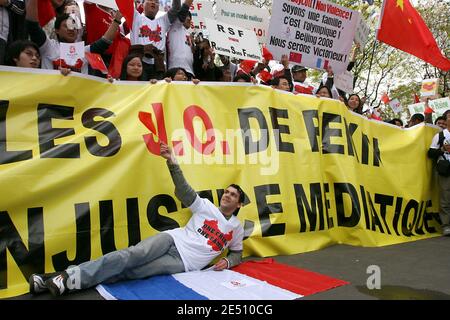 Hunderte von Menschen, hauptsächlich chinesische Studenten und Auswanderer, demonstrieren am 19. April 2008 auf dem Pariser Platz der Republik, Frankreich, um die nächsten Olympischen Spiele in Peking zu unterstützen und die Wahrheit über die chinesische Herrschaft in Tibet zu bewahren. Hunderte von Chinesen protestierten heute in Peking und mehreren anderen Städten gegen Frankreich wegen seiner Haltung gegenüber Tibet und den Olympischen Spielen. Viele der Demonstranten versammelten sich vor den Filialen von Carrefour, der französischen Supermarktkette, die von einigen Chinesen beschuldigt wird, Tibet zu unterstützen, was sie bestreitet. Foto von Stephane Gilles/ABACAPRESS.COM Stockfoto