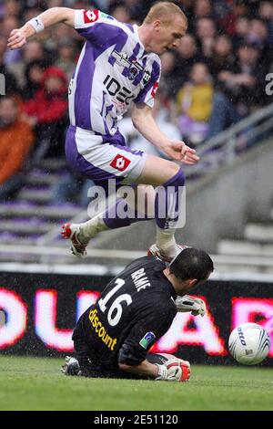 Toulouse's Jeremy Mathieu und Bordeaux Torwart Ulrich Rame während der Französisch First League Soccer Spiel, Toulouse FC gegen Girondins de Bordeaux im Municipal Stadium in Toulouse, Frankreich am 20. April 2008. Bordeaux gewann 1:0. Foto von Alex/Cameleon/ABACAPRESS.COM Stockfoto