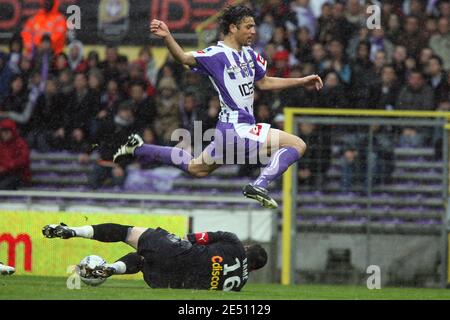 Bordeaux Torwart Ulrich Rame und Toulouse's Nicolas Dieuze während der Französisch First League Soccer Spiel, Toulouse FC gegen Girondins de Bordeaux im Municipal Stadium in Toulouse, Frankreich am 20. April 2008. Bordeaux gewann 1:0. Foto von Alex/Cameleon/ABACAPRESS.COM Stockfoto