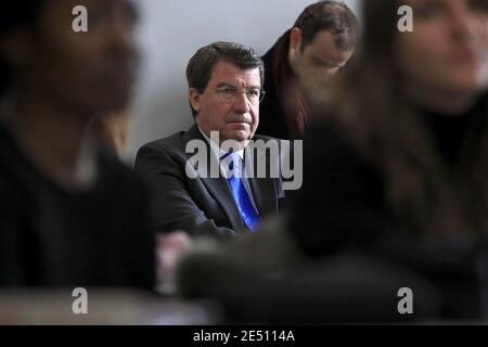 Der französische Bildungsminister Xavier Darcos zu Besuch am Solignac-Kolleg in Straßburg, Frankreich, am 21. April 2008. Foto von Antoine/ABACAPRESS.COM Stockfoto