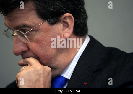 Der französische Bildungsminister Xavier Darcos zu Besuch am Solignac-Kolleg in Straßburg, Frankreich, am 21. April 2008. Foto von Antoine/ABACAPRESS.COM Stockfoto