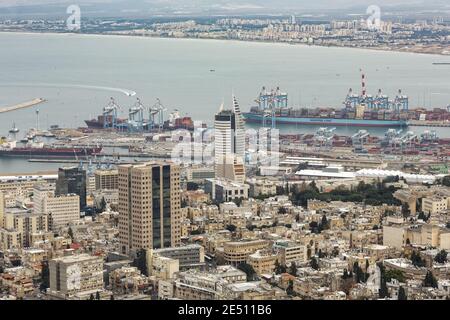 Panoramablick vom Mount Carmel auf die Stadt und den Hafen Haifa Stockfoto