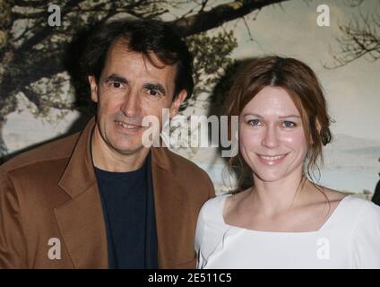 Albert Dupontel und Marie-Josee Croze nehmen an der Premiere von 2 Jours A Tuer' Teil, die am 21. April 2008 im Marignan-Theater in Paris, Frankreich, stattfand. Foto von Denis Guignebourg/ABACAPRESS.COM Stockfoto