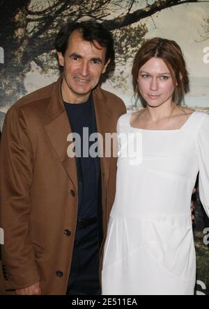 Albert Dupontel und Marie-Josee Croze nehmen an der Premiere von 2 Jours A Tuer' Teil, die am 21. April 2008 im Marignan-Theater in Paris, Frankreich, stattfand. Foto von Denis Guignebourg/ABACAPRESS.COM Stockfoto