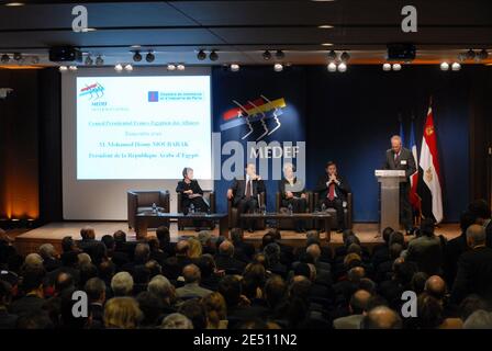 Der ägyptische Präsident Hosni Mubarak trifft am 22. April 2008 in Paris mit der Präsidentin des französischen Arbeitgeberverbands MEDEF (Laurence Parisot) und der französischen Wirtschaftsministerin Christine Lagarde zusammen. Foto von Ammar Abd Rabbo/ABACAPRESS.COM Stockfoto