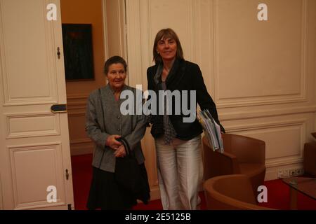 Die französische Solidaritätsministerin Valerie Letard empfängt am 23. April 2008 die ehemalige Ministerin und Präsidentin des Europäischen Parlaments Simone Veil zu einem Mittagessen im französischen Ministerium in Paris. Foto von Mousse/ABACAPRESS.COM Stockfoto