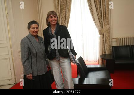 Die französische Solidaritätsministerin Valerie Letard empfängt am 23. April 2008 die ehemalige Ministerin und Präsidentin des Europäischen Parlaments Simone Veil zu einem Mittagessen im französischen Ministerium in Paris. Foto von Mousse/ABACAPRESS.COM Stockfoto