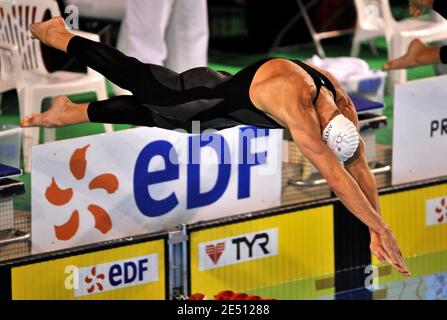 Der Franzose Alain Bernard tritt am 23. April 2008 bei den französischen Schwimmmeisterschaften 2008 in Dunkerque, Frankreich, auf der 100m-Serie der Männer an. Foto von Christophe Guibbaud/Cameleon/ABACAPRESS.COM Stockfoto