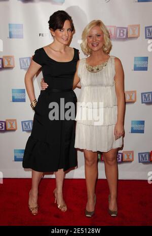 Die Schauspielerinnen Tina Fey (L) und Amy Poehler kommen am 23. April 2008 im Rahmen des Tribeca Film Festivals 2008 zur Premiere von "Baby Mama" im Ziegfeld Theater in New York City, NY, USA. Foto von Gregorio Binuya/ABACAPRESS.COM Stockfoto