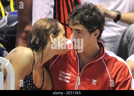 Die Französin Laure Manaudou und ihr Freund Benjamin Stasiulis nehmen am 24. April 2008 an den französischen Schwimmmeisterschaften in Dunkerque, Frankreich, Teil. Foto von Christophe Guibbaud/Cameleon/ABACAPRESS.COM Stockfoto