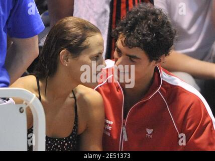 Die Französin Laure Manaudou und ihr Freund Benjamin Stasiulis nehmen am 24. April 2008 an den französischen Schwimmmeisterschaften in Dunkerque, Frankreich, Teil. Foto von Christophe Guibbaud/Cameleon/ABACAPRESS.COM Stockfoto