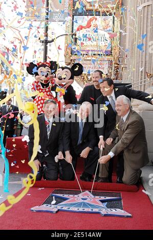 Der ehemalige Walt Disney Co. CEO Michael D. Eisner wird am 25. April 2008 auf dem Hollywood Walk of Fame neben dem El Capitan Theater in Los Angeles, CA, USA, mit dem 2.361. Star geehrt. Foto von Lionel Hahn/ABACAPRESS.COM Stockfoto