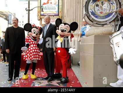 Der ehemalige Walt Disney Co. CEO Michael D. Eisner wird am 25. April 2008 auf dem Hollywood Walk of Fame neben dem El Capitan Theater in Los Angeles, CA, USA, mit dem 2.361. Star geehrt. Foto von Lionel Hahn/ABACAPRESS.COM Stockfoto