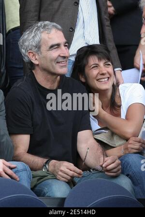 Raymond Domenech und seine Frau Estelle Denis beim Fußballspiel PSG gegen Auxerre in Paris, Frankreich, am 26. April 2008. Foto von Taamallah Mehdi/Cameleon/ABACAPRESS.COM Ortsüberschrift Stockfoto