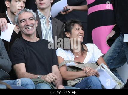 Raymond Domenech und seine Frau Estelle Denis beim Fußballspiel PSG gegen Auxerre in Paris, Frankreich, am 26. April 2008. Foto von Taamallah Mehdi/Cameleon/ABACAPRESS.COM Ortsüberschrift Stockfoto