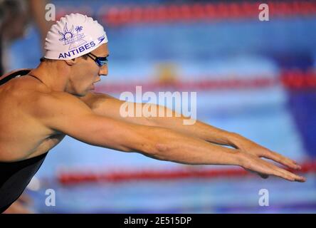 Der Franzose Alain Bernard tritt bei den französischen Schwimmmeisterschaften in Dunkerque, Frankreich, am 27. April 2008 auf 50 m Freistil bei den Männern an. Foto von Christophe Guibbaud/Cameleon/ABACAPRESS.COM Stockfoto