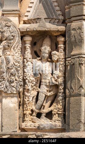 Lakkundi, Karnataka, Indien - 6. November 2013: Kasivivesvara Tempel. Braune Steinstatue der beschädigten männlichen Figur am Eingang könnte dwarapalaka sein. Stockfoto
