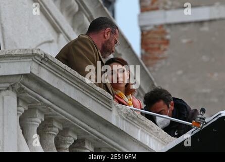 VENEDIG, ITALIEN - 25. JANUAR 2021: Schauspielerin Matilda De Angelis und Schauspieler Liev Schreiber am Set während der Dreharbeiten zu "über den Fluss und in die Bäume" Stockfoto