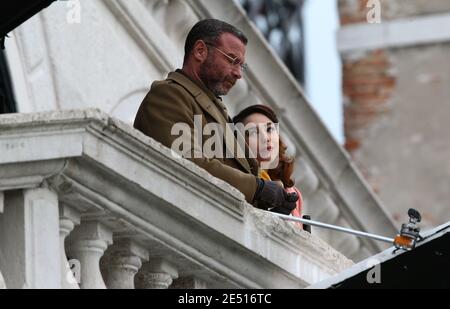 VENEDIG, ITALIEN - 25. JANUAR 2021: Schauspielerin Matilda De Angelis und Schauspieler Liev Schreiber am Set während der Dreharbeiten zu "über den Fluss und in die Bäume" Stockfoto