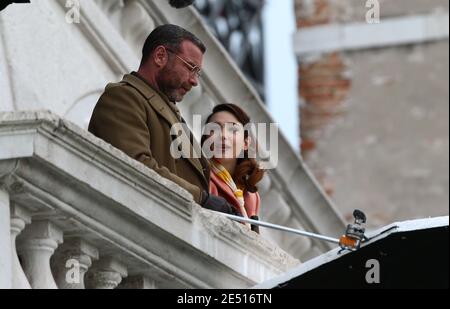 VENEDIG, ITALIEN - 25. JANUAR 2021: Schauspielerin Matilda De Angelis und Schauspieler Liev Schreiber am Set während der Dreharbeiten zu "über den Fluss und in die Bäume" Stockfoto