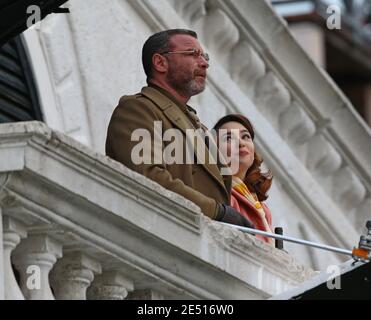 VENEDIG, ITALIEN - 25. JANUAR 2021: Schauspielerin Matilda De Angelis und Schauspieler Liev Schreiber am Set während der Dreharbeiten zu "über den Fluss und in die Bäume" Stockfoto