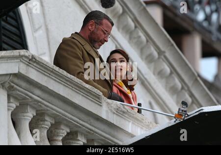 VENEDIG, ITALIEN - 25. JANUAR 2021: Schauspielerin Matilda De Angelis und Schauspieler Liev Schreiber am Set während der Dreharbeiten zu "über den Fluss und in die Bäume" Stockfoto