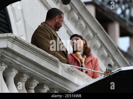 VENEDIG, ITALIEN - 25. JANUAR 2021: Schauspielerin Matilda De Angelis und Schauspieler Liev Schreiber am Set während der Dreharbeiten zu "über den Fluss und in die Bäume" Stockfoto