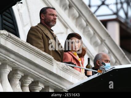 VENEDIG, ITALIEN - 25. JANUAR 2021: Schauspielerin Matilda De Angelis und Schauspieler Liev Schreiber am Set während der Dreharbeiten zu "über den Fluss und in die Bäume" Stockfoto