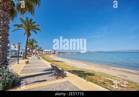 Schöne Aussicht aufs Meer von Cesme, die eine Küstenstadt und das Verwaltungszentrum des gleichnamigen Bezirks im westlichen Ende der Türkei ist, auf einem Stockfoto