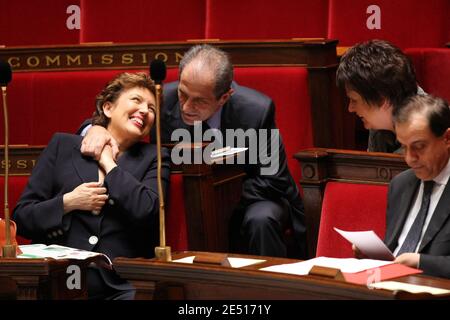 Der französische Minister für Gesundheit, Jugend, Sport und Verbände Roselyne Bachelot, der Minister für Raumplanung von Juinor Hubert Falco, die Ministerin für Wohnungsbau und Stadtentwicklung Christine Boutin und der Juniorminister für die Beziehungen zum Parlament Roger Karoutchi während einer Arbeitssitzung am 29. April 2008 in der Nationalversammlung in Paris, Frankreich. Foto von Mehdi Taamallah/ABACAPRESS.COM Stockfoto