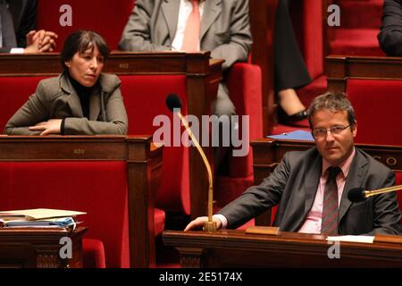 Der französische Hochkommissar für aktive Solidarität gegen Armut Martin Hirsch und die Juniorministerin für Urbans-Angelegenheiten Fadela Amara während einer Arbeitssitzung in der Nationalversammlung am 29. April 2008 in Paris. Foto von Mehdi Taamallah/ABACAPRESS.COM Stockfoto