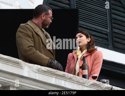 VENEDIG, ITALIEN - 25. JANUAR 2021: Schauspielerin Matilda De Angelis und Schauspieler Liev Schreiber am Set während der Dreharbeiten zu "über den Fluss und in die Bäume" Stockfoto