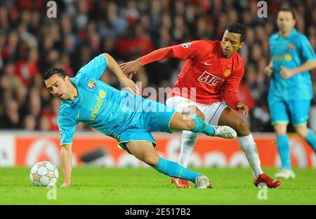 Xavi Hernandez vom FC Barcelona wird am 29 2008. April beim UEFA Champions League Halbfinale des zweiten Halbfinales zwischen Manchester United und Barcelona im Old Trafford in Manchester, England, von Luis Nani von Manchester United herausgefordert. Manchester gewann 1:0. Foto von Steeve McMay/Cameleon/ABACAPRESS.COM Stockfoto