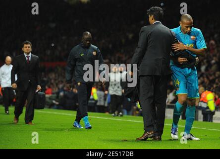 FC Barcelona-Manager Frank Rijkaard tröstet Thierry Henry, nachdem ihr Team am 29 2008. April das UEFA Champions League Halbfinale der zweiten Fußball-Etappe zwischen Manchester United und Barcelona im Old Trafford in Manchester, England, verloren hat. Manchester gewann 1:0. Foto von Steeve McMay/Cameleon/ABACAPRESS.COM Stockfoto