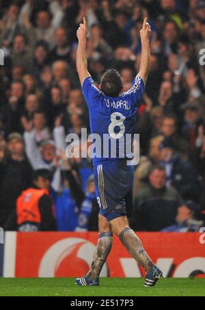 Chelseas Frank Lampard blickt in den Himmel, als er am 30. April 2008 einen Elfmeterstoß während des UEFA Champions League Fußballspiels, Halbfinale, zweite Etappe, Chelsea gegen Liverpool auf der Stamford Bridge in London, Großbritannien, feiert. Chelsea gewann 3:2. Joe Cole hat Lampard begrüßt, nachdem die Elfmeter des englischen Mittelfeldspielers Chelsea geholfen hatten, ihr erstes Champions League-Finale zu erreichen. Foto von Steeve McMay/Cameleon/ABACAPRESS.COM Stockfoto