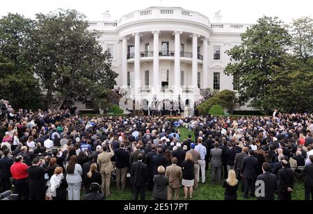 US-Präsident George W. Bush spricht am 30. April 2008 während einer Zeremonie zu Ehren der New Yorker Giants, Gewinner des Super Bowl 2008, auf dem South Lawn des Weißen Hauses in Washington, DC, USA. Foto von Olivier Douliery /ABACAPRESS.COM Stockfoto