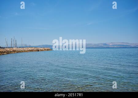 Schöne Aussicht aufs Meer von Cesme, die eine Küstenstadt und das Verwaltungszentrum des gleichnamigen Bezirks im westlichen Ende der Türkei ist, auf einem Stockfoto