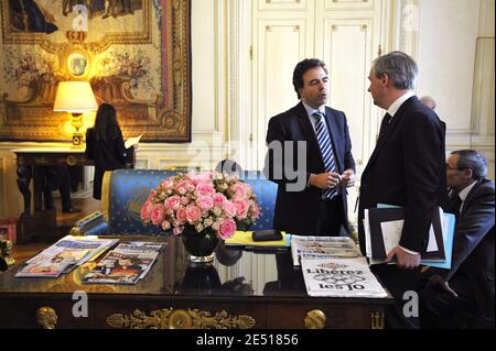 Der französische Staatsminister für Industrie und Verbraucherschutz, der Regierungssprecher Luc Chatel und der Generalsekretär des Elysee Francois Perol am 7. April 2008 im Elysee-Palast in Paris, Frankreich. Foto von Elodie Gregoire/ABACAPRESS.COM Stockfoto