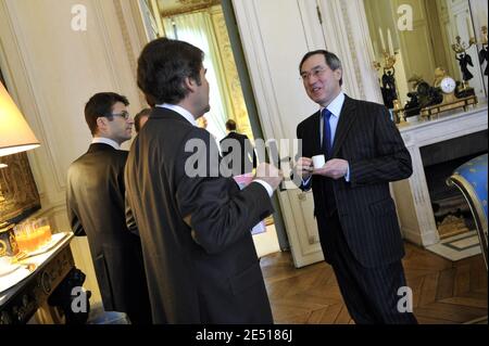 Kabinettschef Cedric Goubet, Kommunikationsberater des französischen Präsidenten Franck Louvrier und Generalsekretär des Elysee-Palastes Claude Gueant am 9. April 2008 im Elysee-Palast in Paris, Frankreich. Foto von Elodie Gregoire/ABACAPRESS.COM Stockfoto