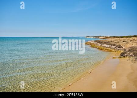 Schöne Aussicht aufs Meer von Cesme, die eine Küstenstadt und das Verwaltungszentrum des gleichnamigen Bezirks im westlichen Ende der Türkei ist, auf einem Stockfoto