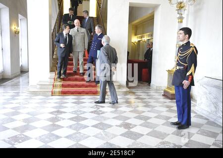 Der französische Präsident Nicolas Sarkozy, der Kommunikationsberater Franck Louvrier, der Stabschef der französischen Armee Jean-Louis Georgelin, der Stabschef der französischen Präsidentschaft Edouard Guillaud, der Diplomatenberater von Elysee Jean-David Levitte und der Schiffseigner Le Ponant empfangen Verwandte einiger Besatzungsmitglieder von 'Le Ponant' im Elysee-Palast in Paris, Frankreich, Am 11. April 2008. Nachdem die 30-köpfige Besatzung einer französischen Luxusyacht, die vor einer Woche von somalischen Piraten beschlagnahmt wurde, am Freitag ohne Zwischenfall freigelassen wurden, sagten französische Militärbeamte. Frankreich schickte ein Kriegsschiff und Spezialeinheiten in die Region, nachdem die Piraten beschlagnahmt Stockfoto