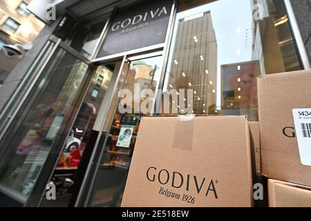 New York, USA. Januar 2021. Godiva Chocolatier gab bekannt, dass es aufgrund der wirtschaftlichen Auswirkungen der COVID-19-Pandemie alle 128 Einzelhandelsgeschäfte in Nordamerika schließen wird, New York, NY, 25. Januar 2021. Gegründet 1926 in Belgien und im Besitz des türkischen Konglomerats Yildiz Holding sagte, dass alle stationären Geschäfte, einschließlich Cafés und Boutiquen in den Vereinigten Staaten und Puerto Rico bis zum kommenden Frühjahr. (Foto von Anthony Behar/Sipa USA) Quelle: SIPA USA/Alamy Live News Stockfoto