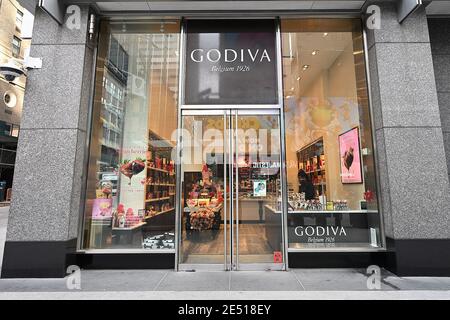 New York, USA. Januar 2021. Godiva Chocolatier gab bekannt, dass es aufgrund der wirtschaftlichen Auswirkungen der COVID-19-Pandemie alle 128 Einzelhandelsgeschäfte in Nordamerika schließen wird, New York, NY, 25. Januar 2021. Gegründet 1926 in Belgien und im Besitz des türkischen Konglomerats Yildiz Holding sagte, dass alle stationären Geschäfte, einschließlich Cafés und Boutiquen in den Vereinigten Staaten und Puerto Rico bis zum kommenden Frühjahr. (Foto von Anthony Behar/Sipa USA) Quelle: SIPA USA/Alamy Live News Stockfoto